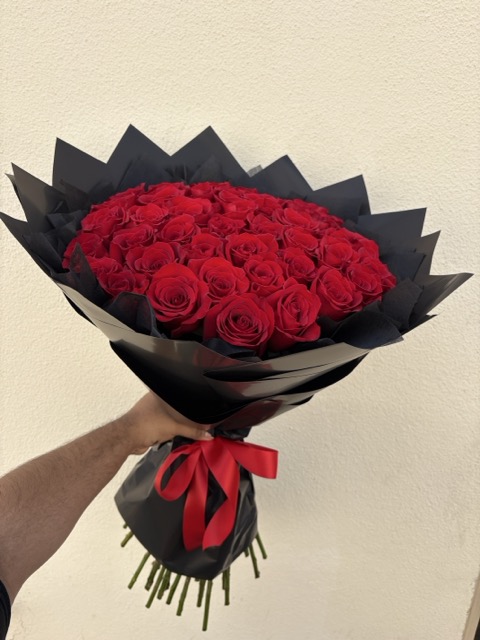 50 Red Roses 🥀 – 50 Long Stem Red Roses
Wrapped With Black Korean Wrapping 🥰